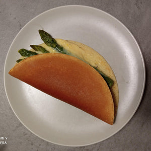 Idee in cucina: crespella con asparagi e crema pasticcera al parmigiano