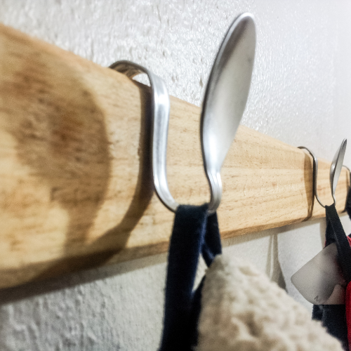 🥄 Riciclo Creativo: Crea un Appendino da Parete con Vecchi Cucchiai e una Base in Legno