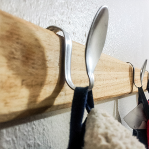 🥄 Riciclo Creativo: Crea un Appendino da Parete con Vecchi Cucchiai e una Base in Legno